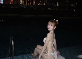 Tung bộ ảnh “tắm đêm”, hot girl hâm nóng cả trời đông giá rét