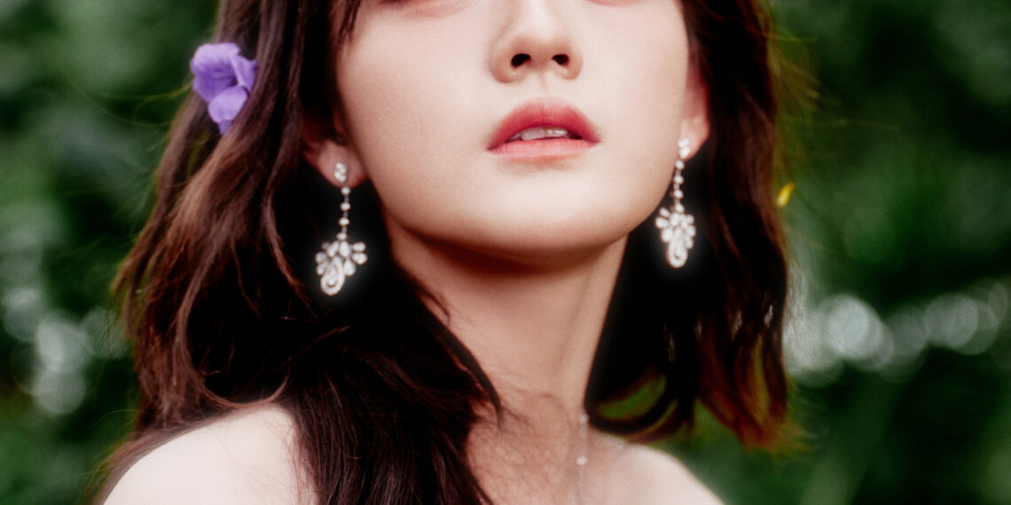 Nàng thơ 2003 bị người đàn ông lạ mặt quấy rối, dồn vào góc tường trong rạp chiếu phim