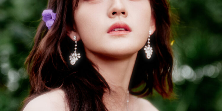 Nàng thơ 2003 bị người đàn ông lạ mặt quấy rối, dồn vào góc tường trong rạp chiếu phim