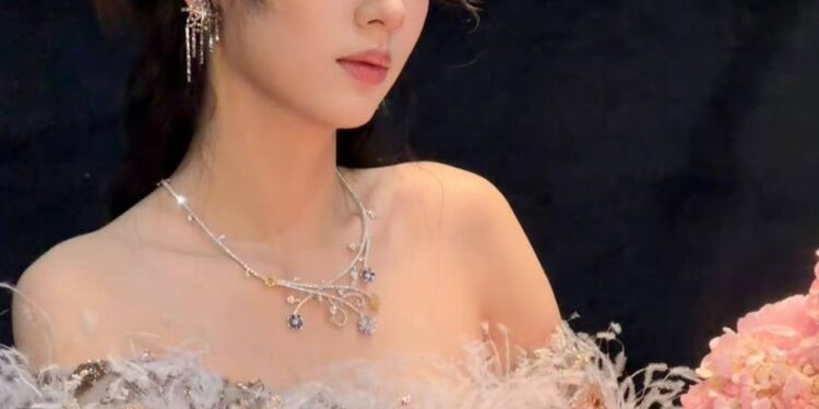 Thần nữ bước ra từ tranh sơn dầu, bút nào vẽ cho nổi