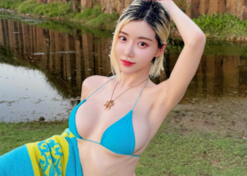 Nóng bừng trời đông với bộ ảnh tắm biển táo bạo của DJ Soda