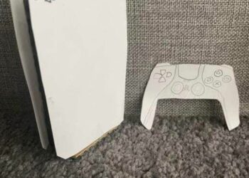 Nam game thủ tự tay làm PS5 phiên bản giấy, bán với giá chỉ gần 150k, vẫn có người mua thật