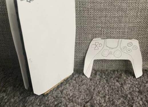 Nam game thủ tự tay làm PS5 phiên bản giấy, bán với giá chỉ gần 150k, vẫn có người mua thật