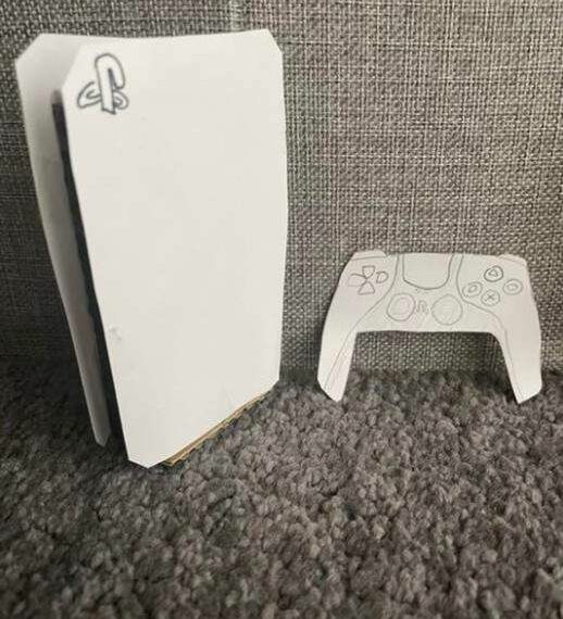 Nam game thủ tự tay làm PS5 phiên bản giấy, bán với giá chỉ gần 150k, vẫn có người mua thật