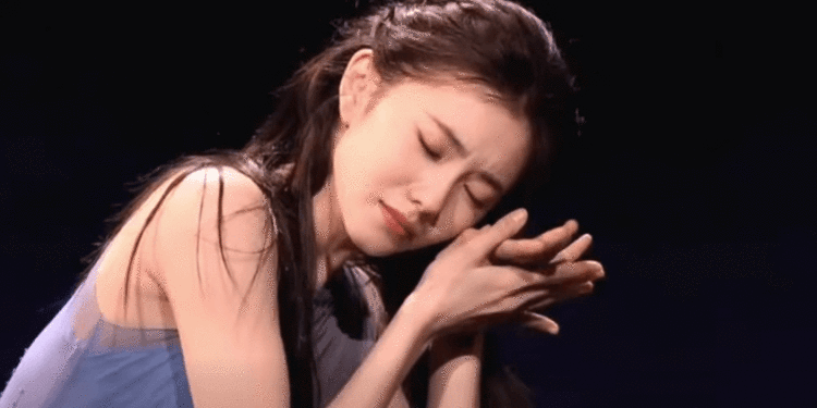 Nhan sắc thoát tục tựa sương mai, danh tính hóa ra là ‘người quen’ cực phẩm