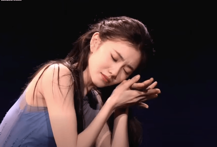 Nhan sắc thoát tục tựa sương mai, danh tính hóa ra là ‘người quen’ cực phẩm