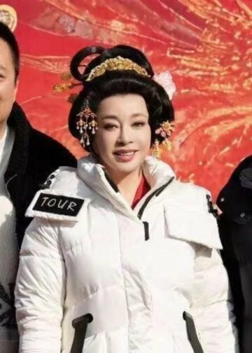 75 tuổi vẫn đóng thiếu nữ 16, không tự soi gương à?