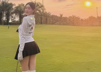 Đi đánh golf, nàng hoa hậu bất ngờ viral với outfit không thể táo bạo hơn