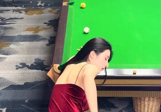 Trổ tài bắn bida không cần nhìn, hot girl lập tức hút cả triệu view