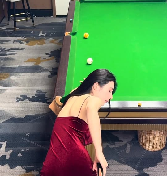 Trổ tài bắn bida không cần nhìn, hot girl lập tức hút cả triệu view