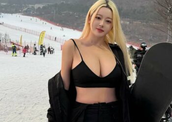 Bất chấp mùa đông, hot girl diện bikini thậm chí “cosplay bà tưng” khoe dáng dưới trời tuyết