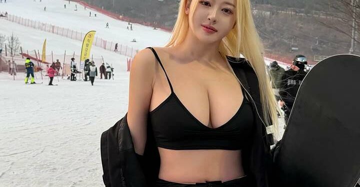 Bất chấp mùa đông, hot girl diện bikini thậm chí “cosplay bà tưng” khoe dáng dưới trời tuyết