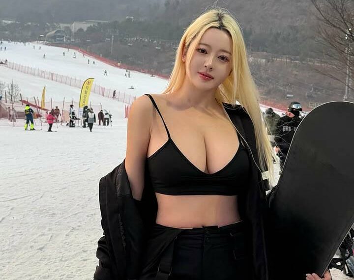 Bất chấp mùa đông, hot girl diện bikini thậm chí “cosplay bà tưng” khoe dáng dưới trời tuyết