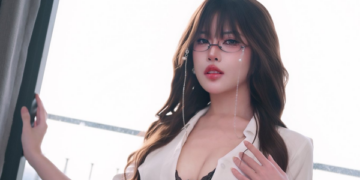 Chán làm “cô thư ký” bốc lửa, UNa To Uyen khoe bộ ảnh “nàng thơ” khiến người xem ngỡ ngàng