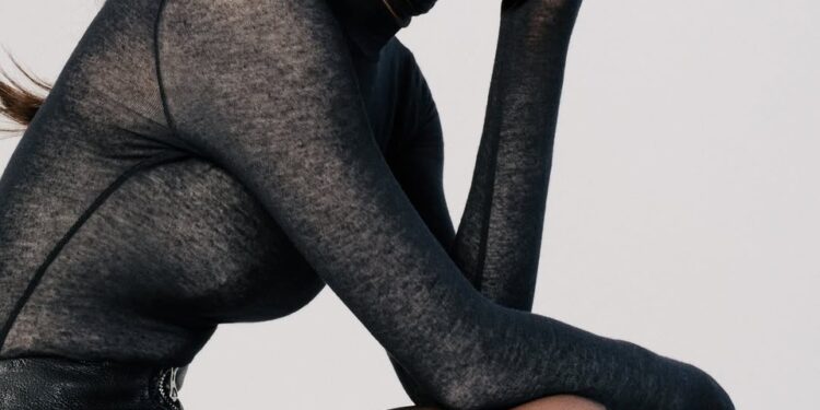 “Thiên thần nội y” sở hữu nhan sắc cực phẩm khiến tỷ phú giàu nhất Hong Kong cũng phải… đâm đơn kiện