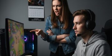 Chẳng ai cô đơn đến thế, cho đến khi crush gửi tin nhắn… đòi chia tay vì game