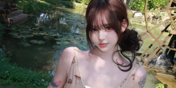 Thử sức làm xạ thủ, hot girl khiến fan choáng váng với màn “lên đồ” không thể nóng bỏng hơn