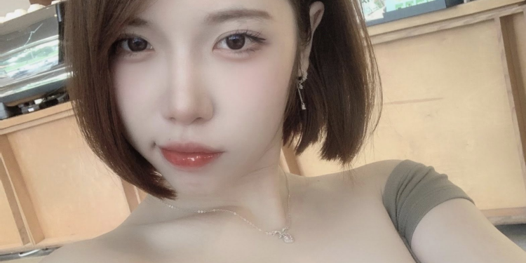 Lên đồ đi chơi và “đi bay”, nữ tiếp viên hàng không dễ dàng “đánh gục” vô số anh em game thủ