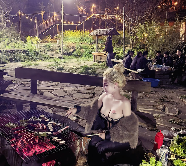 Ngồi nướng thịt, hot girl bất ngờ “viral”, được vô số anh em lan truyền hình ảnh khắp MXH